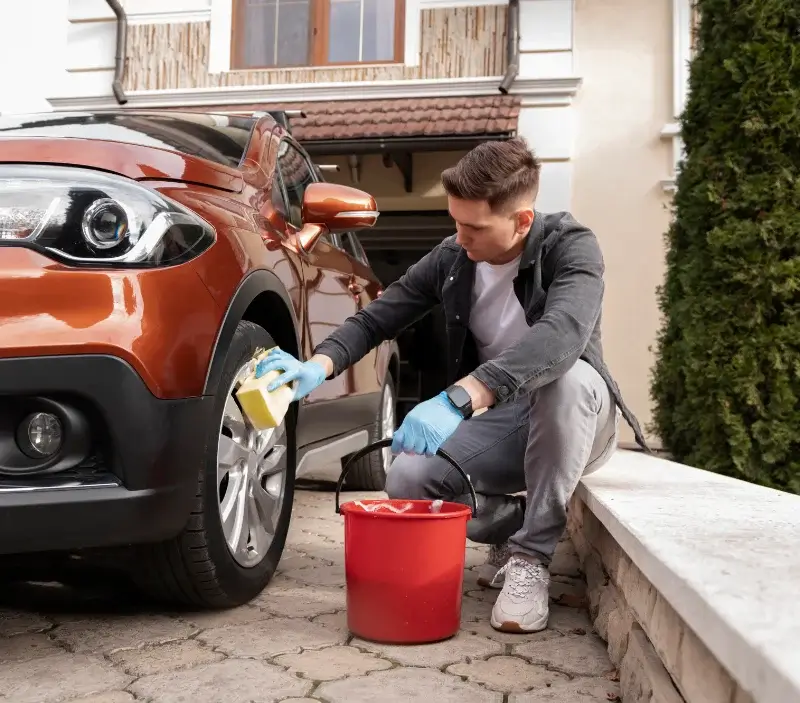 Lavage auto à domicile Cénac-et-Saint-Julien : professionnel intervenant sur un véhicule